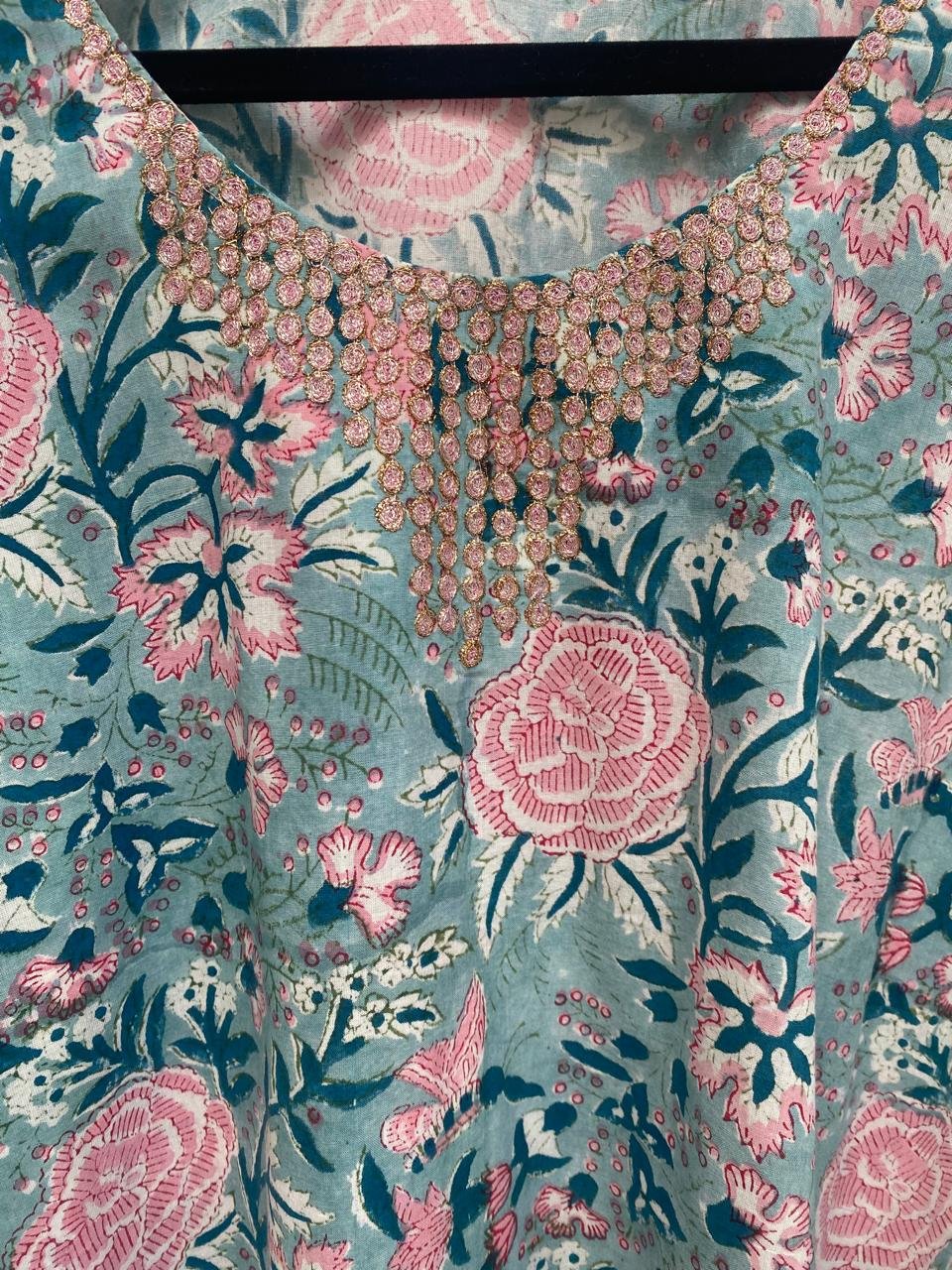 Simple Mukhawar Blue and Pink Blooms - Detail 1