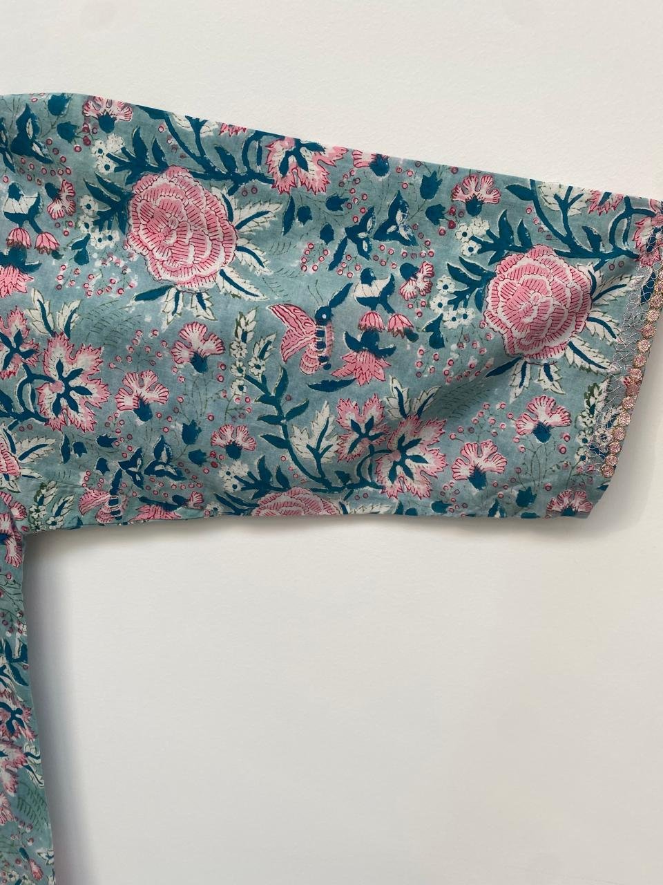 Simple Mukhawar Blue and Pink Blooms - Detail 2